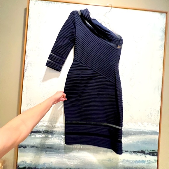 Tadashi Shoji One sleeve bandage dress - Picture 2 of 10